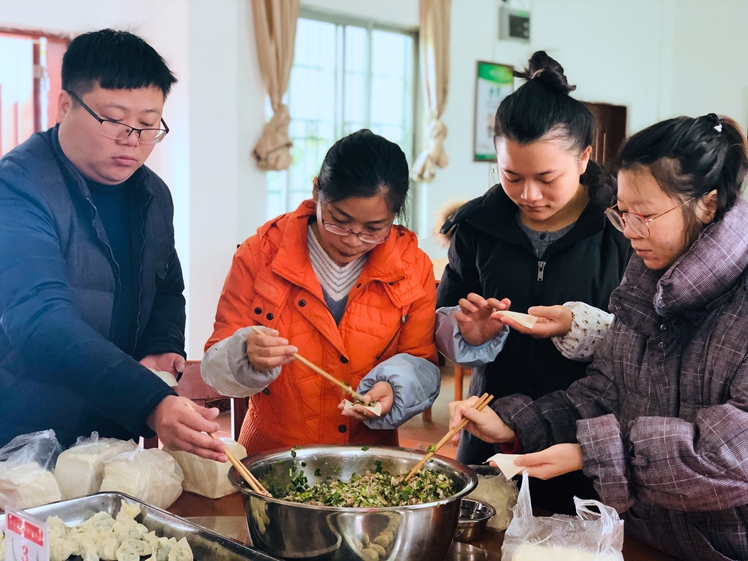 洛陽(yáng)鎮(zhèn)2020年包餃子迎新春活動(dòng)現(xiàn)場(chǎng).jpg