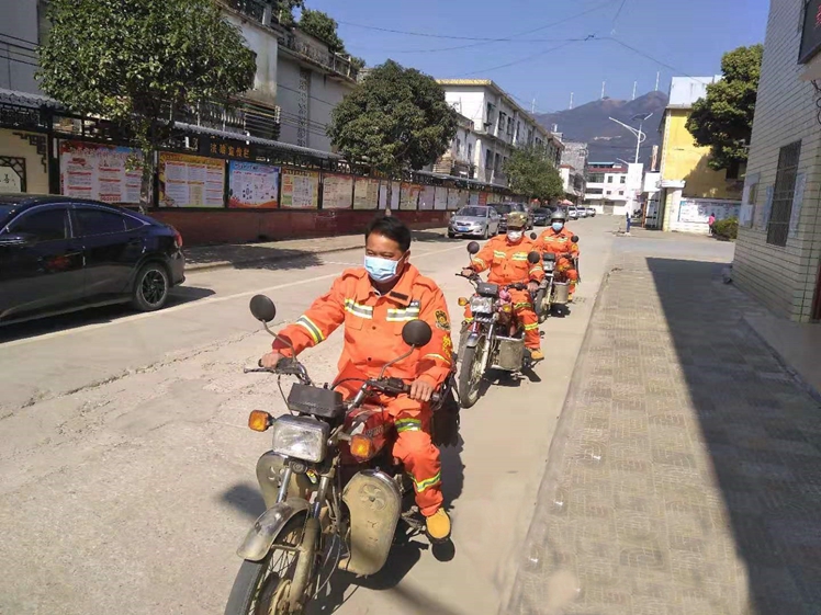 摩托車小喇叭車隊進(jìn)村宣傳疫情防控知識.jpg