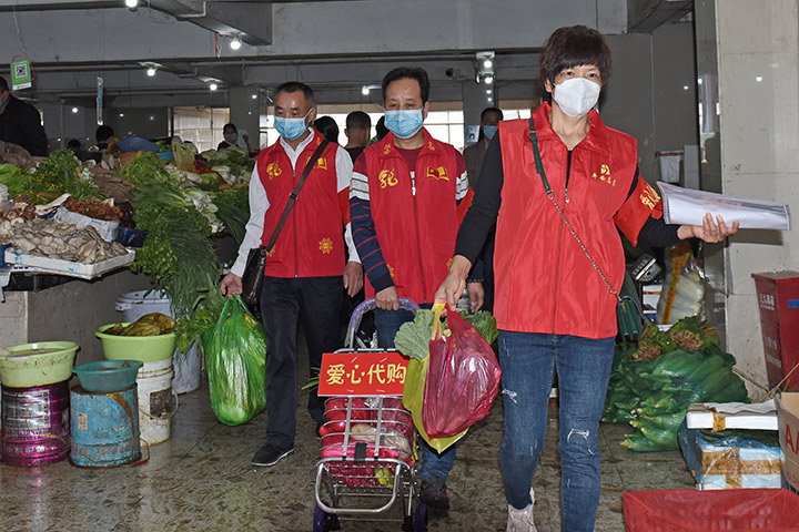 為隔離居民愛心代購生活物資--鐘華攝.jpg