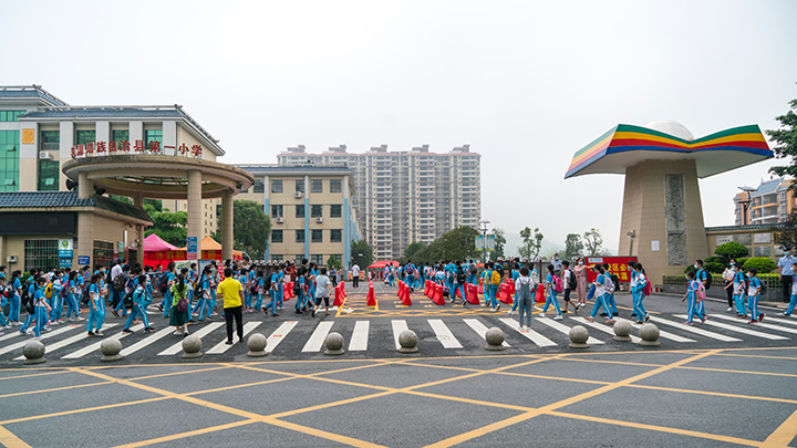 學(xué)校門前分隔了多條通道-羅彪-攝-.jpg