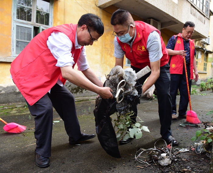 縣委常委、宣傳部部長謝向軍帶頭清理垃圾--歐輝攝 - 復(fù)件.JPG